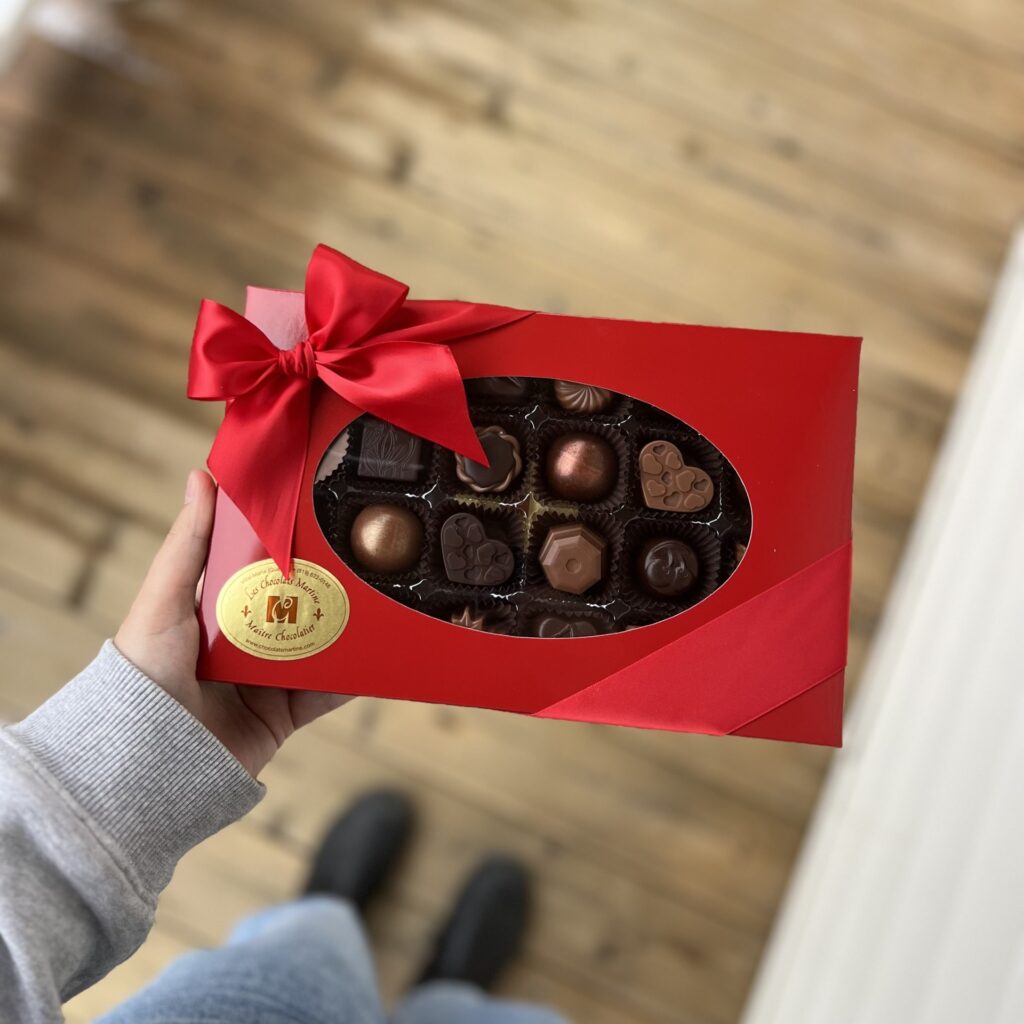 Offrir une boîte de Chocolats Martine est un bon et beau cadeau qui entre dans la catégorie "achat local". 